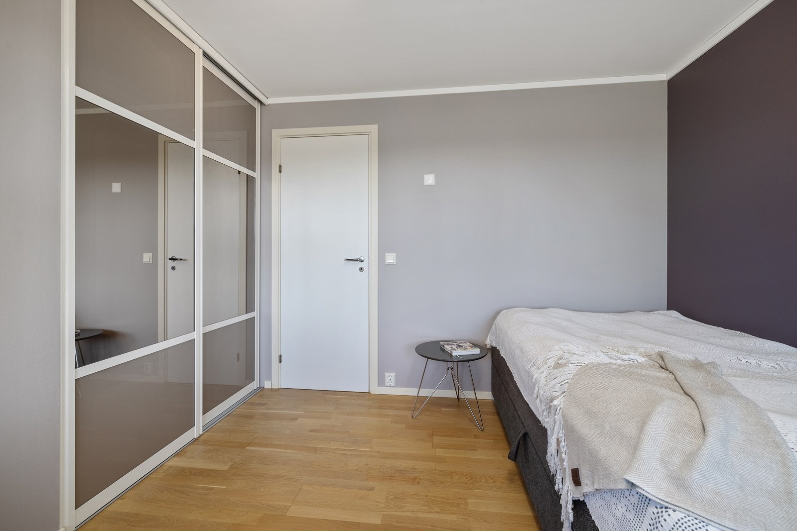 Det andre soverommet har også en praktisk skyvedørsgarderobe. Galleribilde