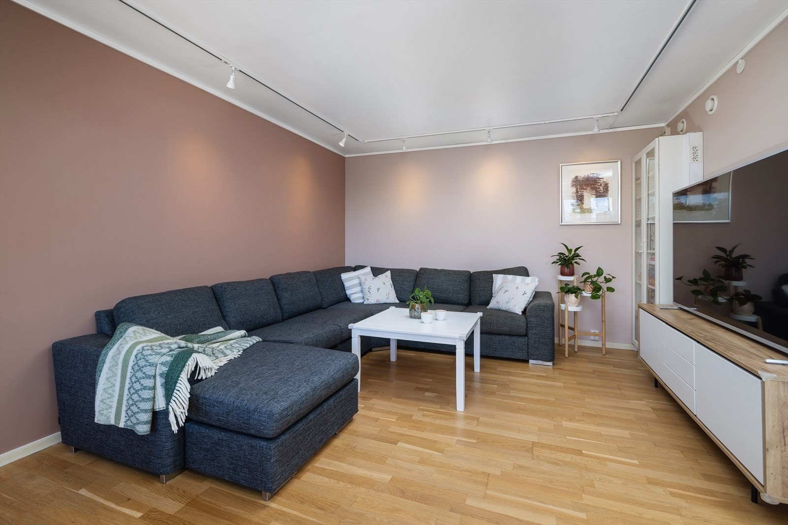 Gjennomgående parkett på gulv i oppholdsrom og soverom. Galleribilde