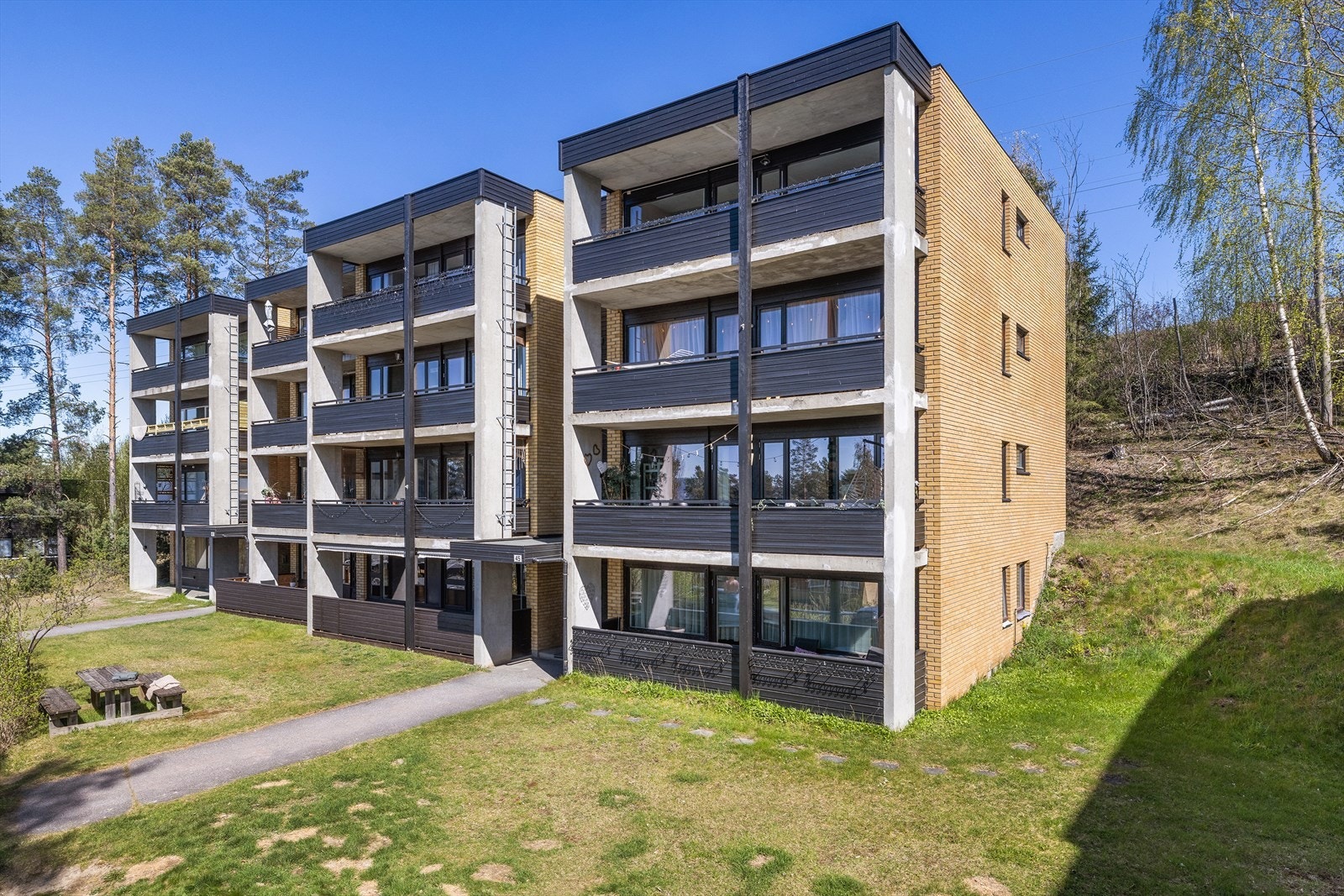 Bygget har en solid konstruksjon i betong, med fasader forblendet med teglstein. Galleribilde