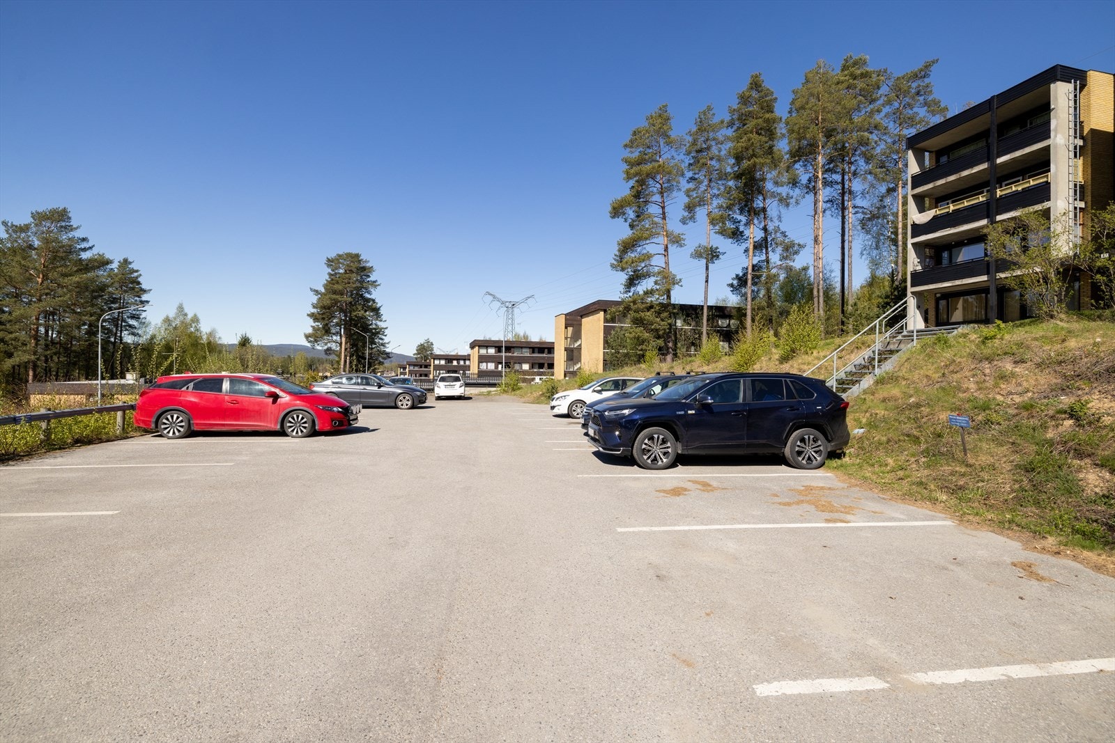 Sameiet disponerer asfaltert parkeringsplass for beboerne. Galleribilde