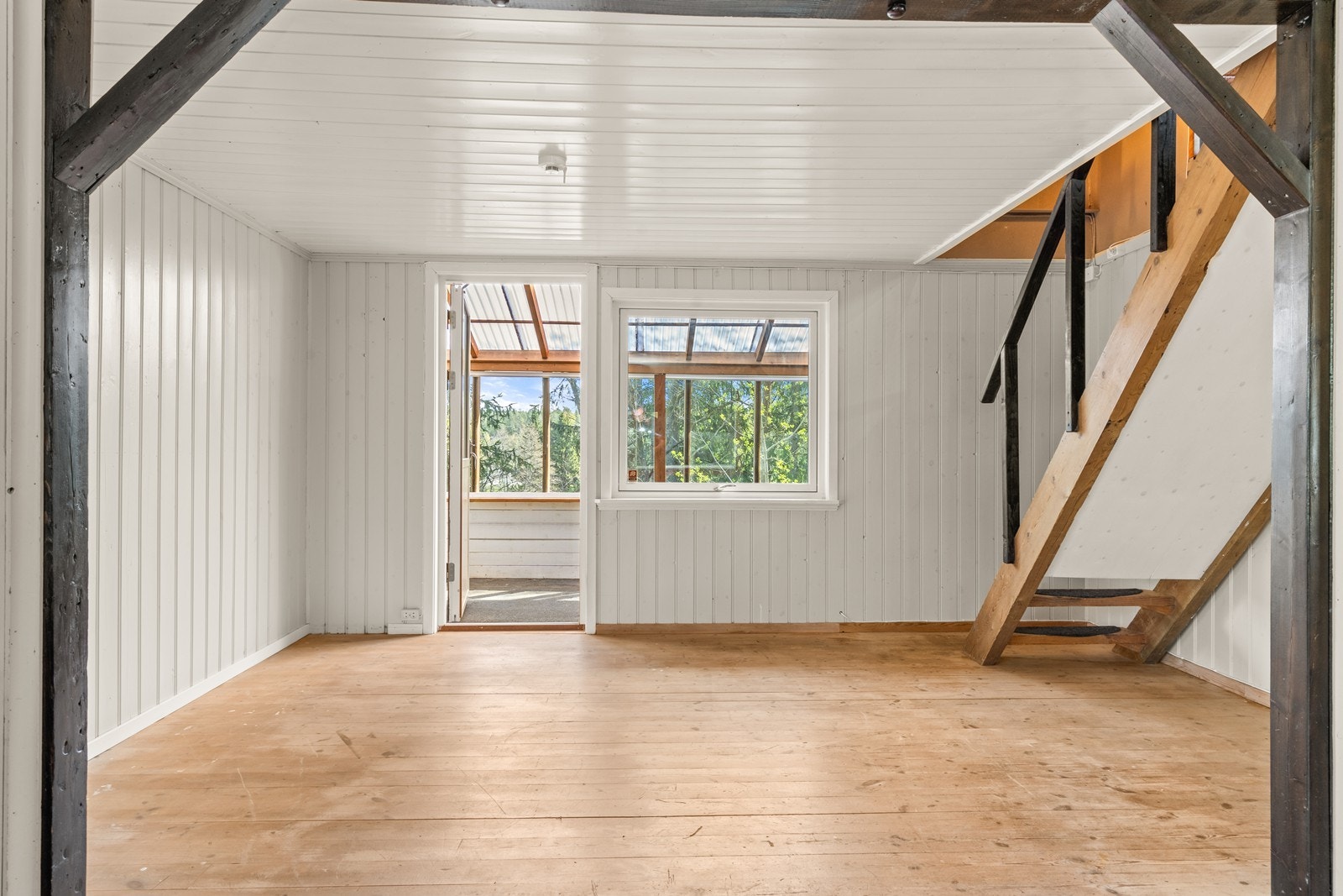 Fra spisestuen er det utgang til innglasset veranda, samt trapp opp til 2. etasje. Galleribilde