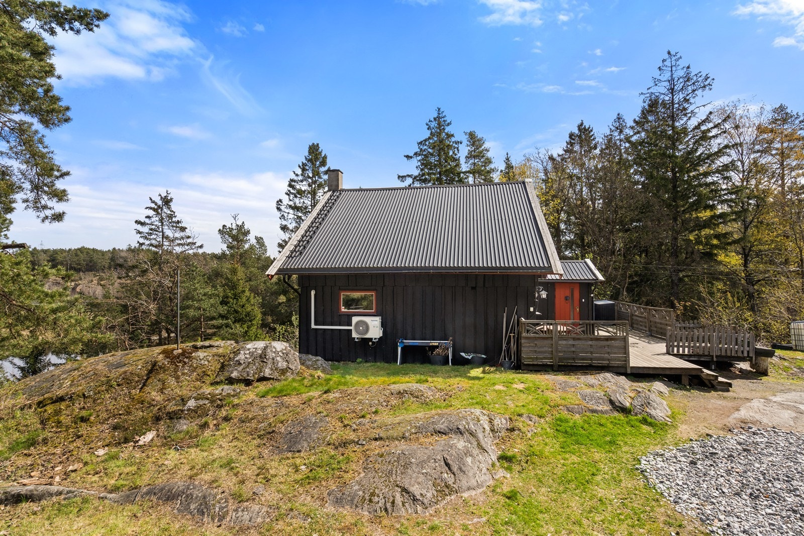 Pent opparbeidet naturtomt med meget gode sol- og lysforhold. Galleribilde
