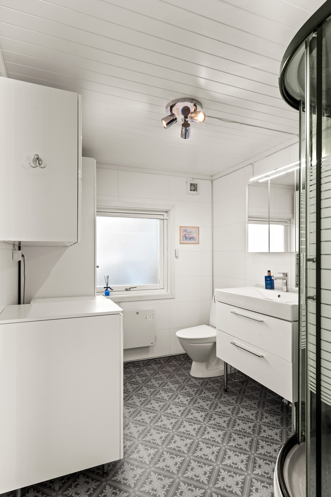 Badet ble modernisert i 2017, med belegg på gulv, våtromsplater på vegger og moderne innredning. Galleribilde