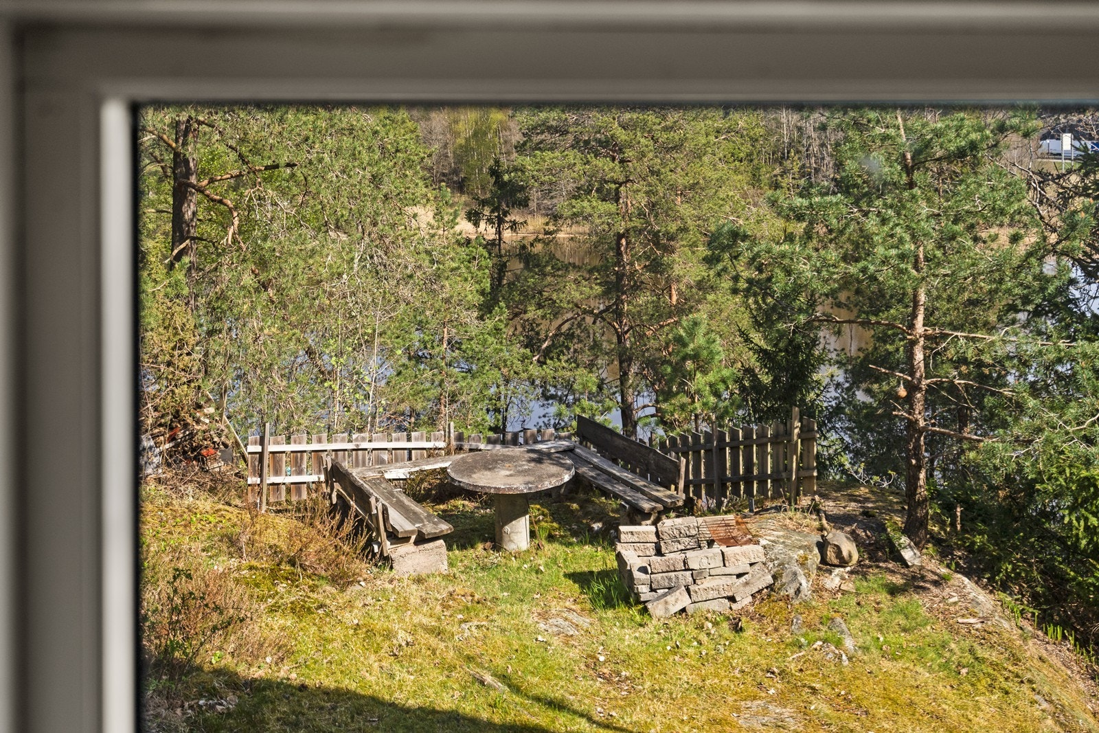 Store, gjennomgående vindusflater sørger for naturlig dagslys og utsikt mot både egen hage og Vansjø. Galleribilde
