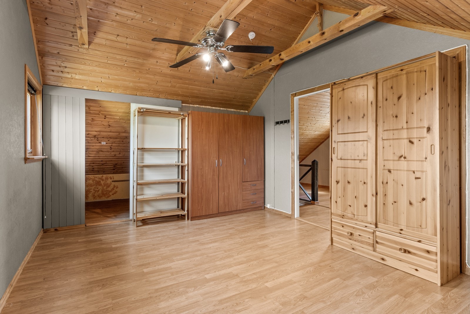 Hovedsoverommet utgjør mesteparten av etasjen med god plass til møblering og egen walk-in garderobe med skyvedør. Galleribilde
