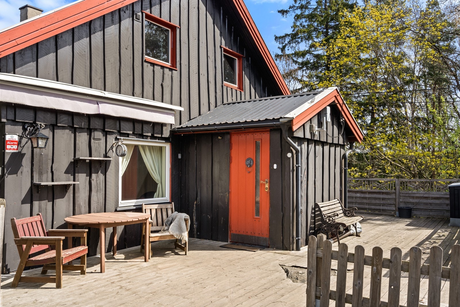 Velkommen inn ønskes på stor, solrik terrasse/veranda med plass til flere møbleringssoner i solveggen. Galleribilde