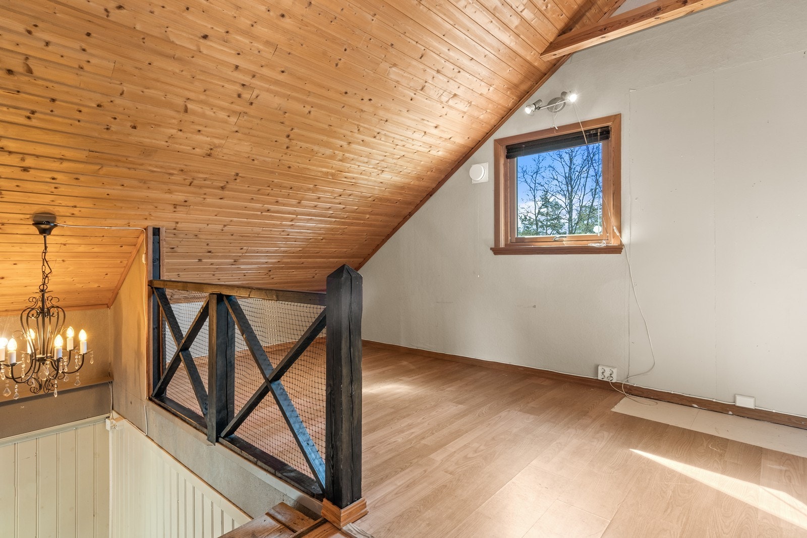 I 2. etasje er det to store soverom og loftstue med mange bruksmuligheter. Galleribilde