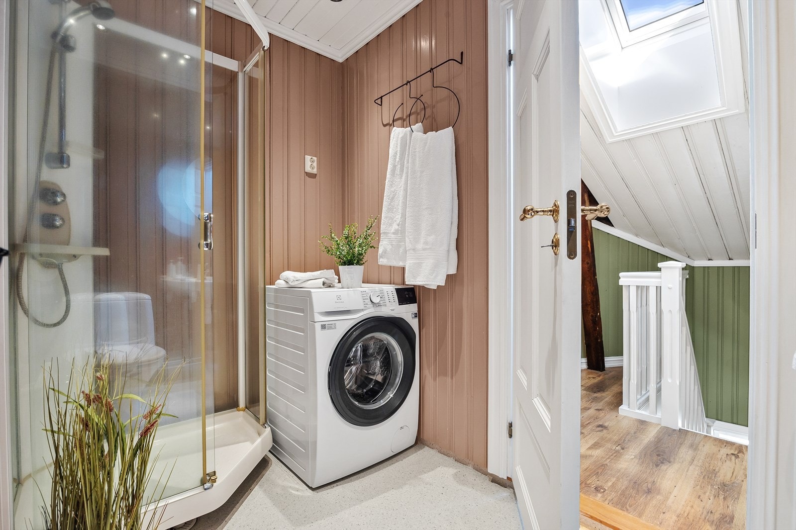 Badet er bygd nytt i 2001-2002 og har opplegg for vaskemaskin (2020). Galleribilde