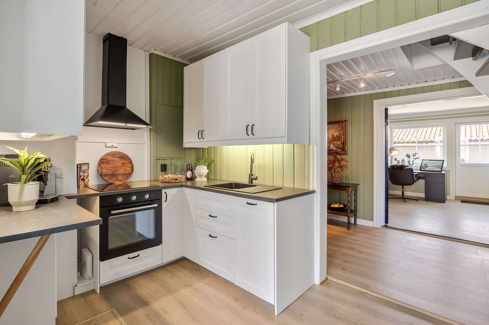Moderne kjøkkenrom mellom gangen og den ene stuen. Galleribilde