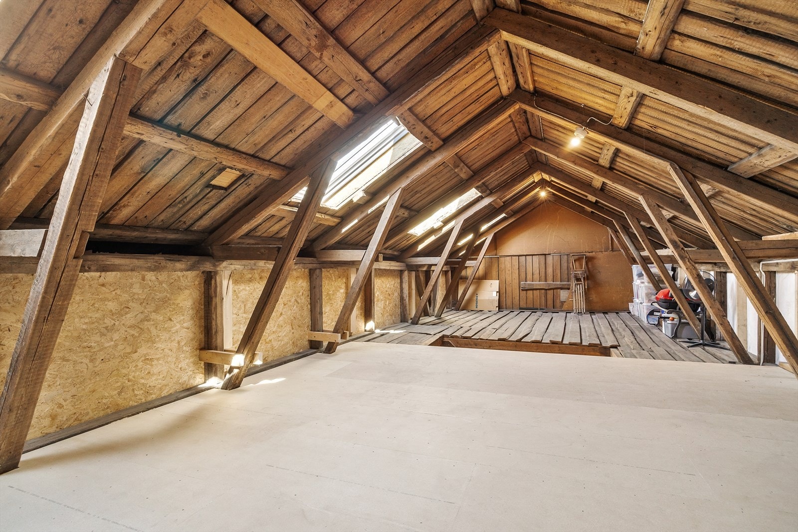Stort loftsareal på ca. 50 kvm. Ypperlig for lagringsplass! Galleribilde