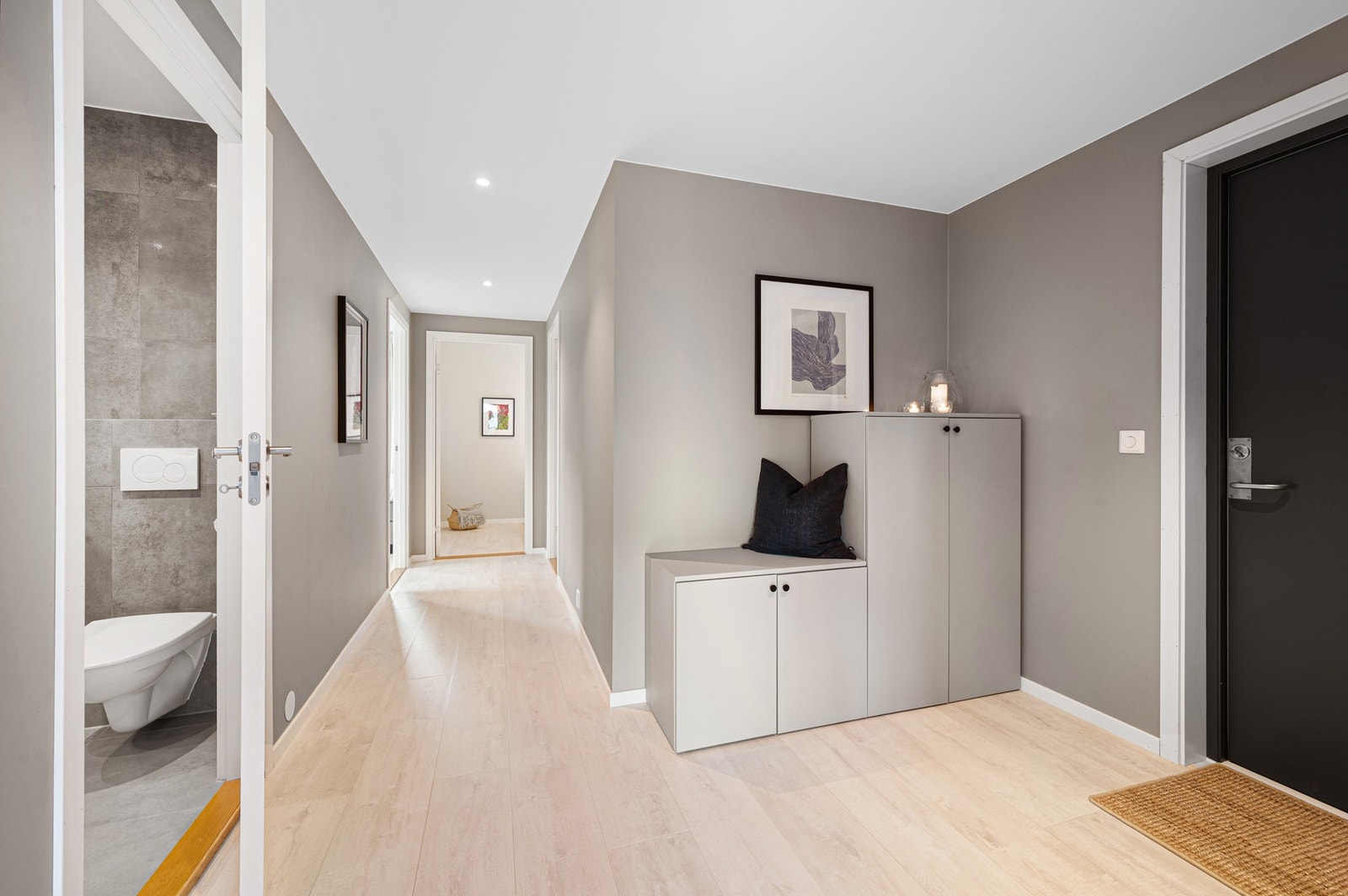 Innbydende entré med god plass til yttertøy og sko. Galleribilde