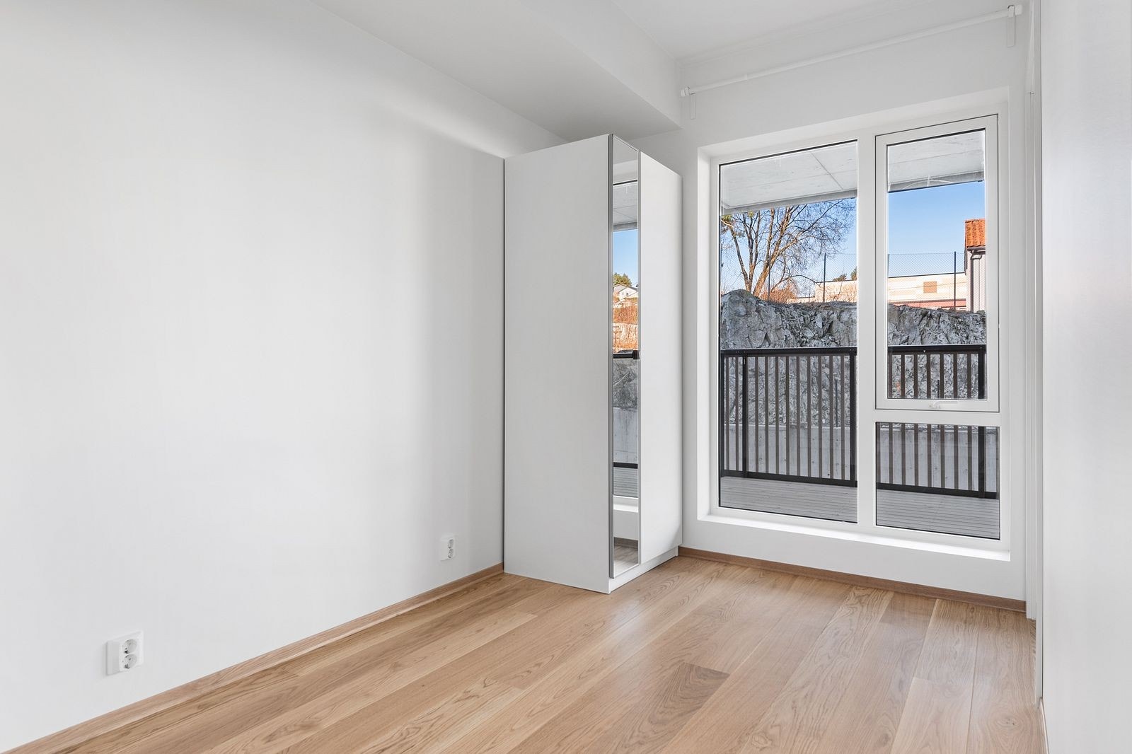 Soverom med garderobeskap. Galleribilde