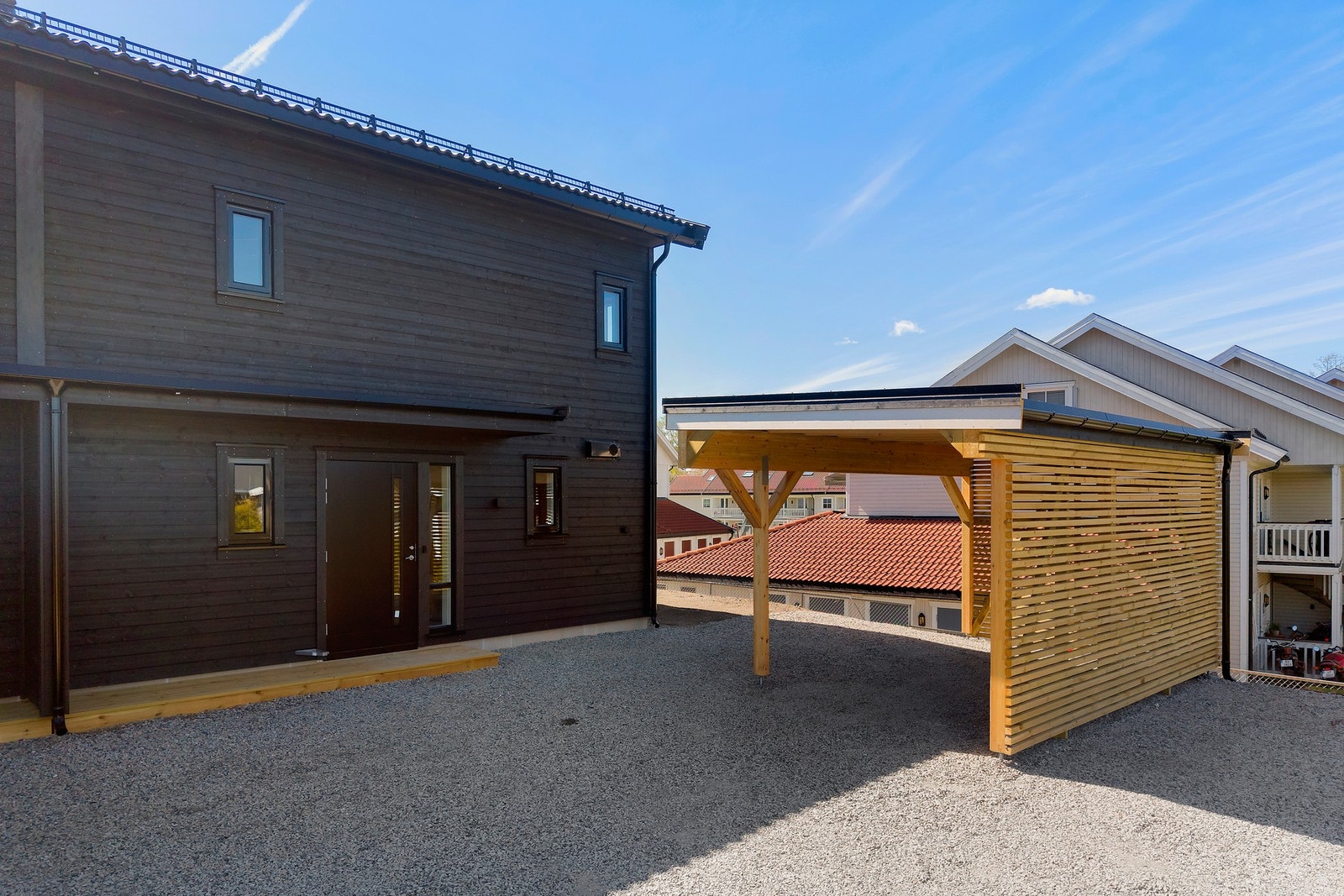 Carport med trekkerør for ledning elbillader Galleribilde