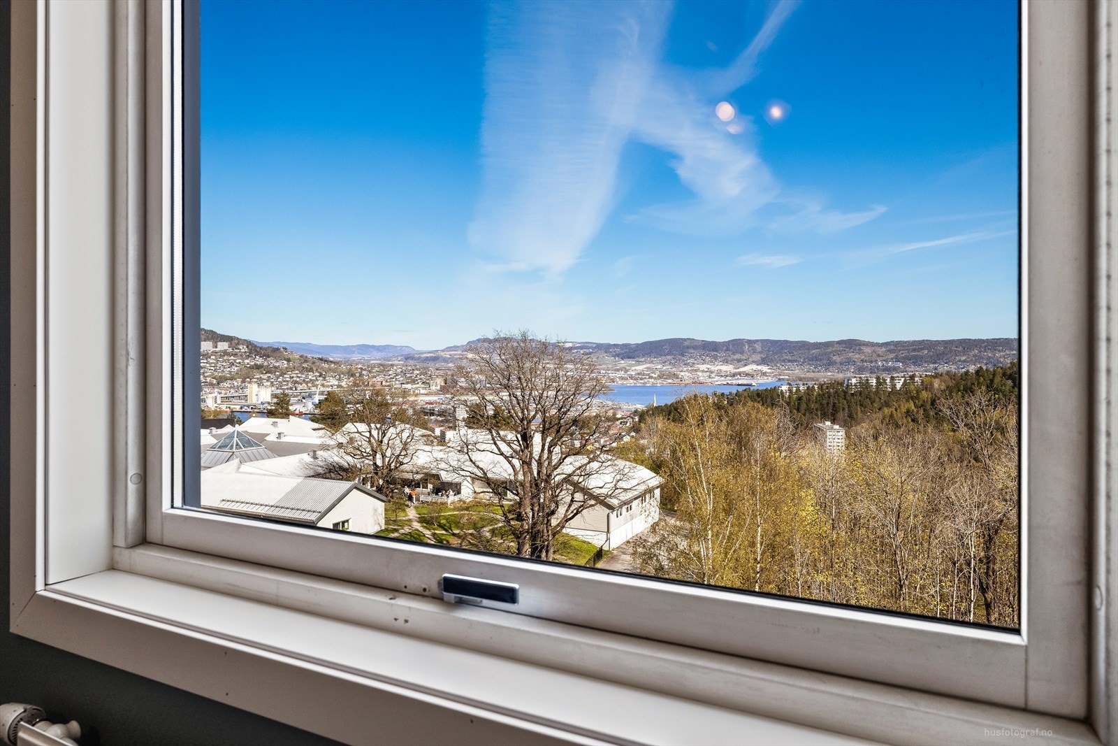Fra 6. etasje er det en åpen og fin utsikt over nærområdet og mot Drammensfjorden. Galleribilde
