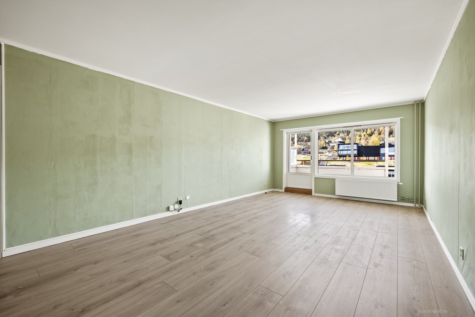 Oppvarming skjer via fjernvarme, med nyere radiatorer for vannbåren varme montert i 2018/19. Galleribilde