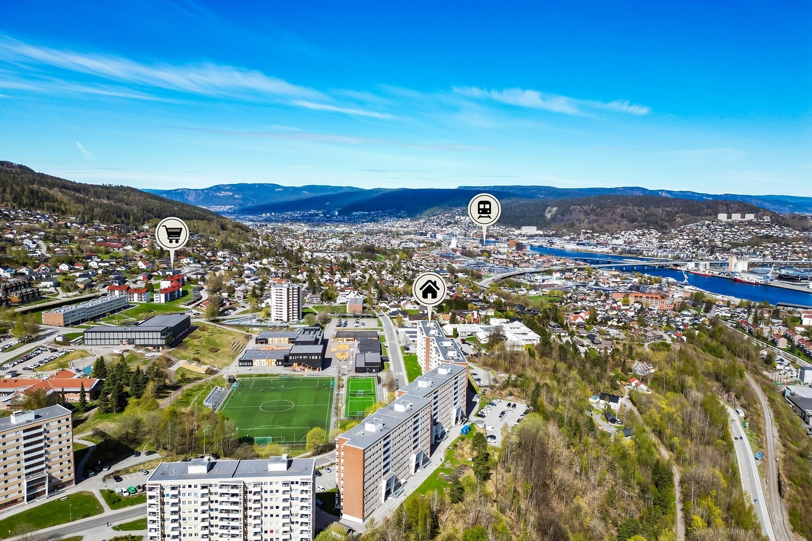 Kollektivtilbudet er godt, med bussholdeplass i umiddelbar nærhet og hyppige avganger til sentrum. Galleribilde