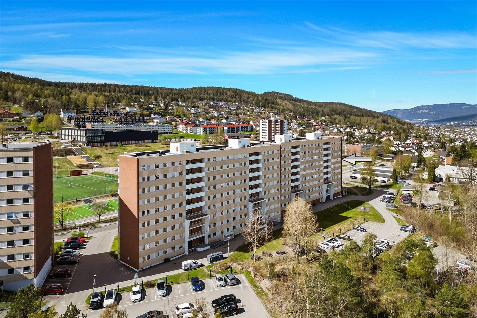 Det er gangavstand til Fjell barneskole, som er oppgradert med nyere aktivitetshall og bibliotek. Galleribilde