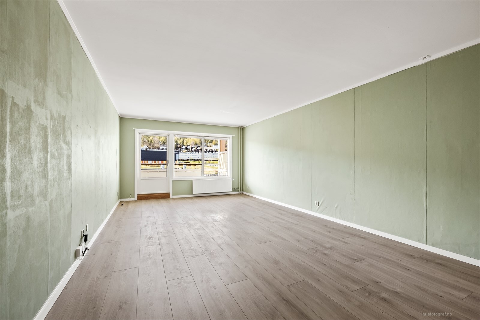 Romslig stue med utgang til balkong. Galleribilde
