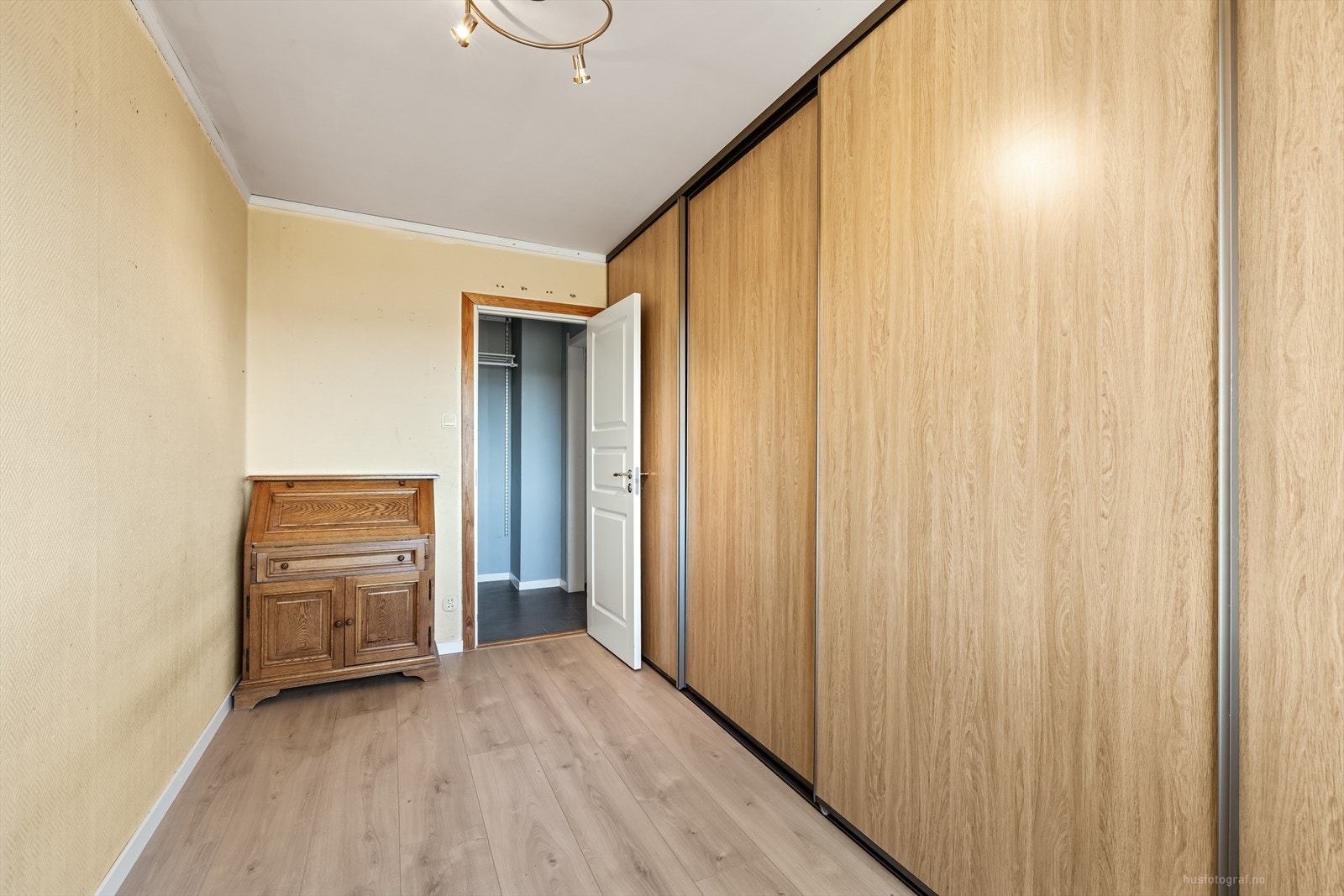 Det tredje soverommet er også av god størrelse, med en romslig skyvedørsgarderobe. Galleribilde