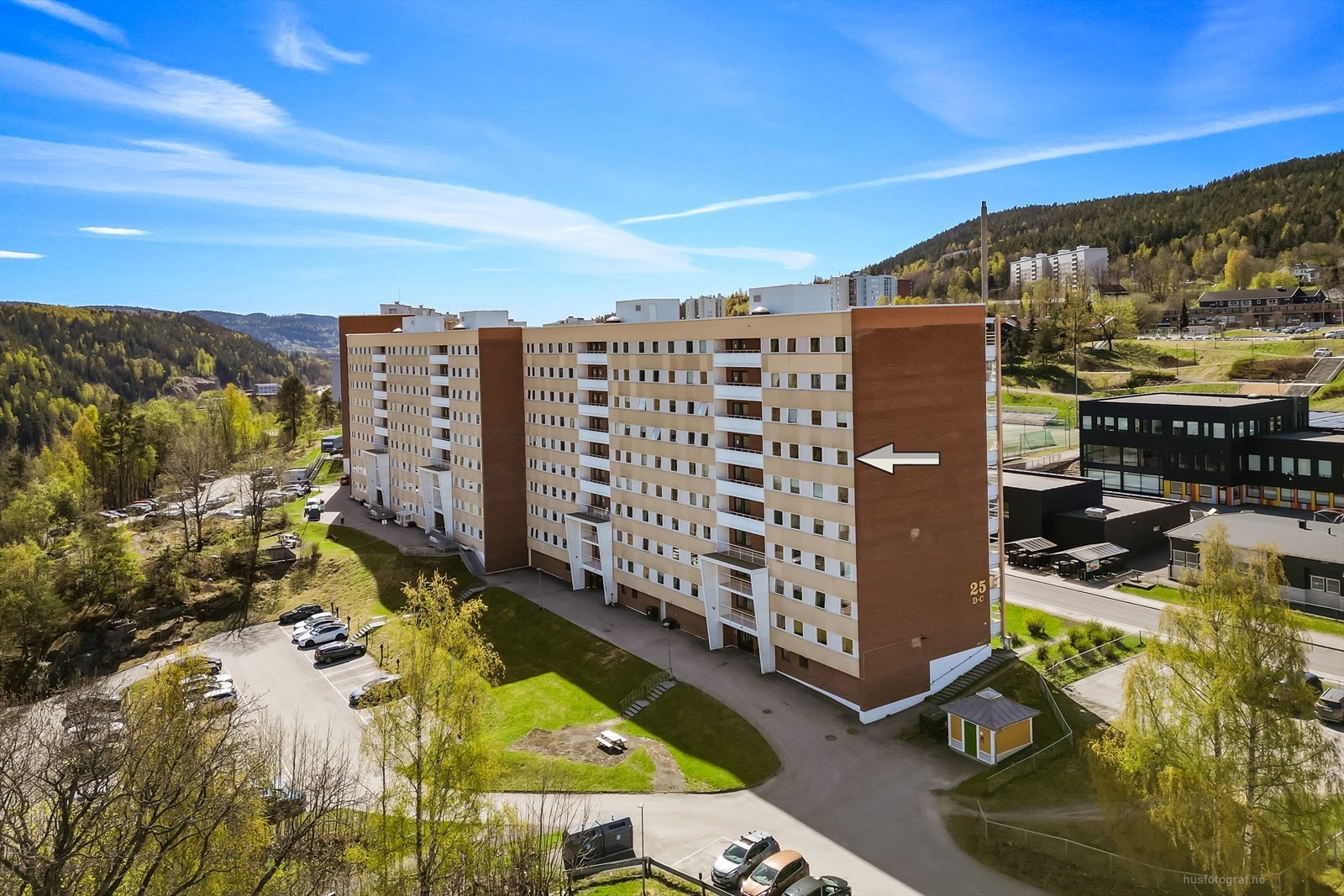 Fjellvang Borettslag består av 528 leiligheter fordelt på 6 høyblokker, og har pent opparbeidede fellesarealer. Galleribilde
