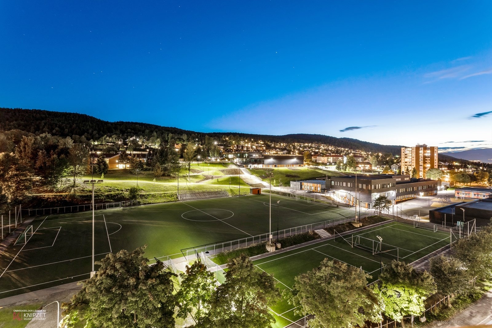 Nærområdet byr på flotte idrettsanlegg, inkludert kunstgressbane ved Fjell skole. Galleribilde