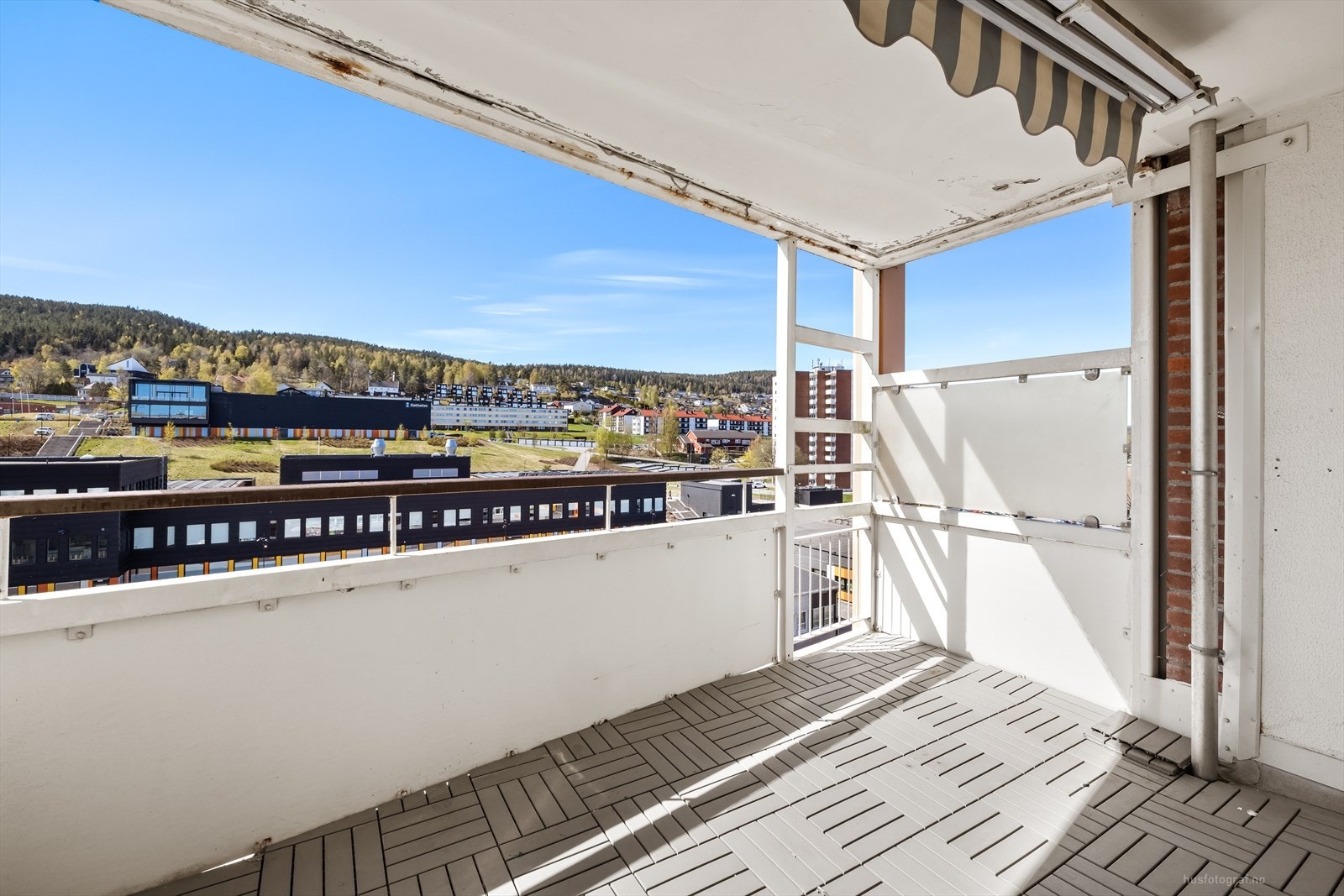Fra stuen er det utgang til en overbygget balkong på ca. 9 m². Her er det god plass til en sittegruppe. Galleribilde