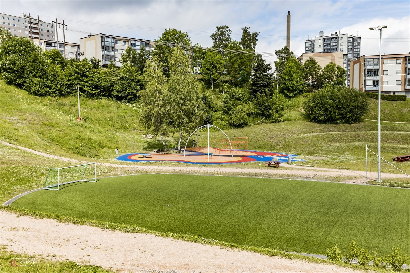 Lekeplass og ballbinge i nærområdet. Galleribilde