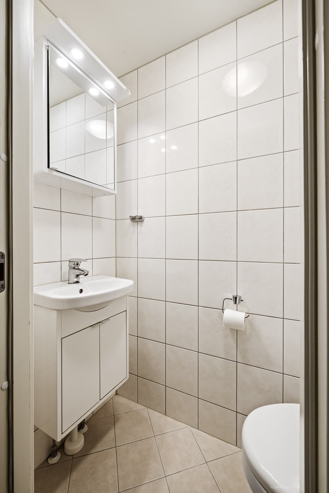 Leiligheten har et separat toalettrom som ble modernisert samtidig som badet i 2014. Galleribilde