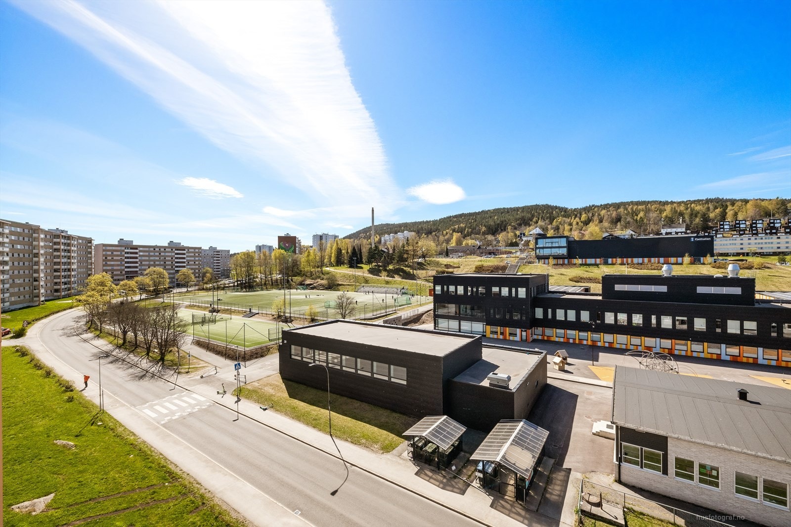 Utsikt mot Fjell barneskole og de omkringliggende idretts- og aktivitetsområdene. Galleribilde
