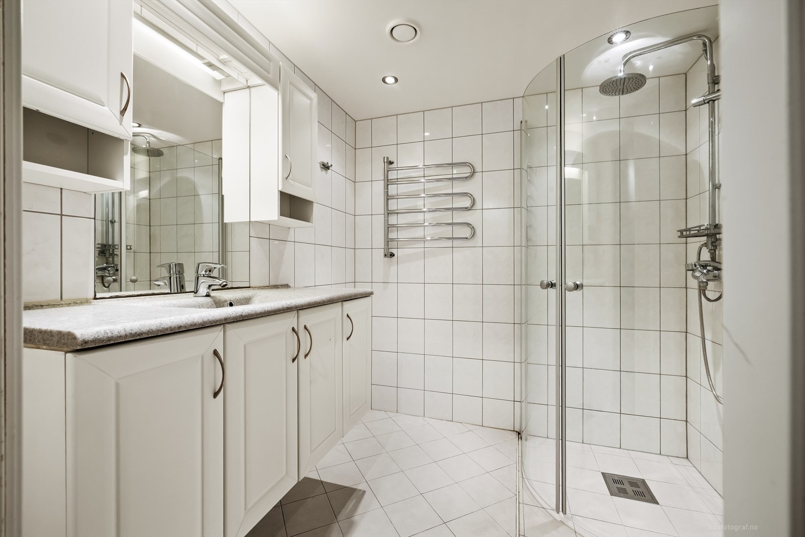 Badet ble modernisert i 2014 og har flislagt gulv med varme. Galleribilde