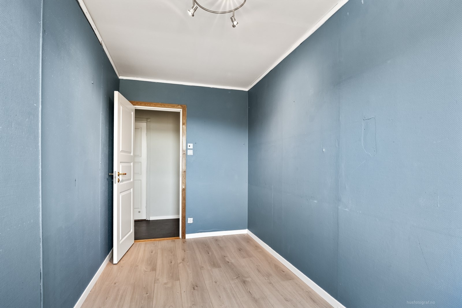 Alle boligrom har oppvarming via radiatorer tilknyttet fjernvarmeanlegget. Galleribilde