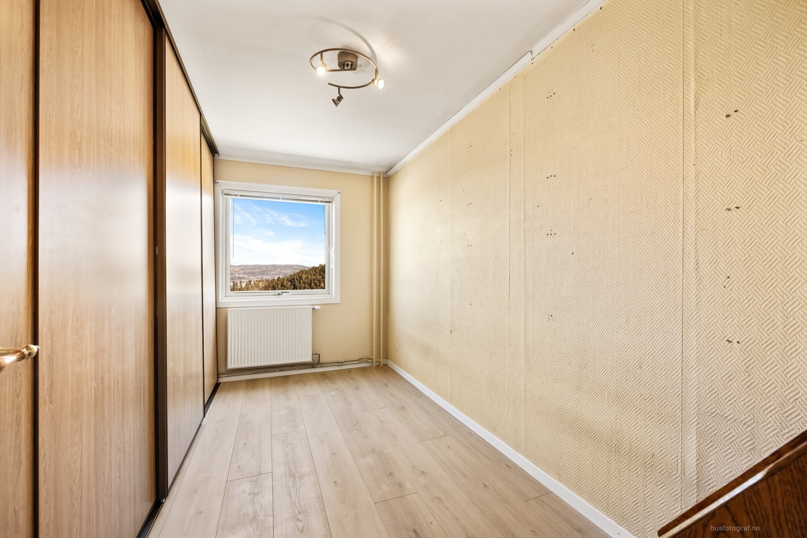 Alle soverommene har malte trevinduer med 2-lags glass og utvendig aluminiumsbeslag. Galleribilde