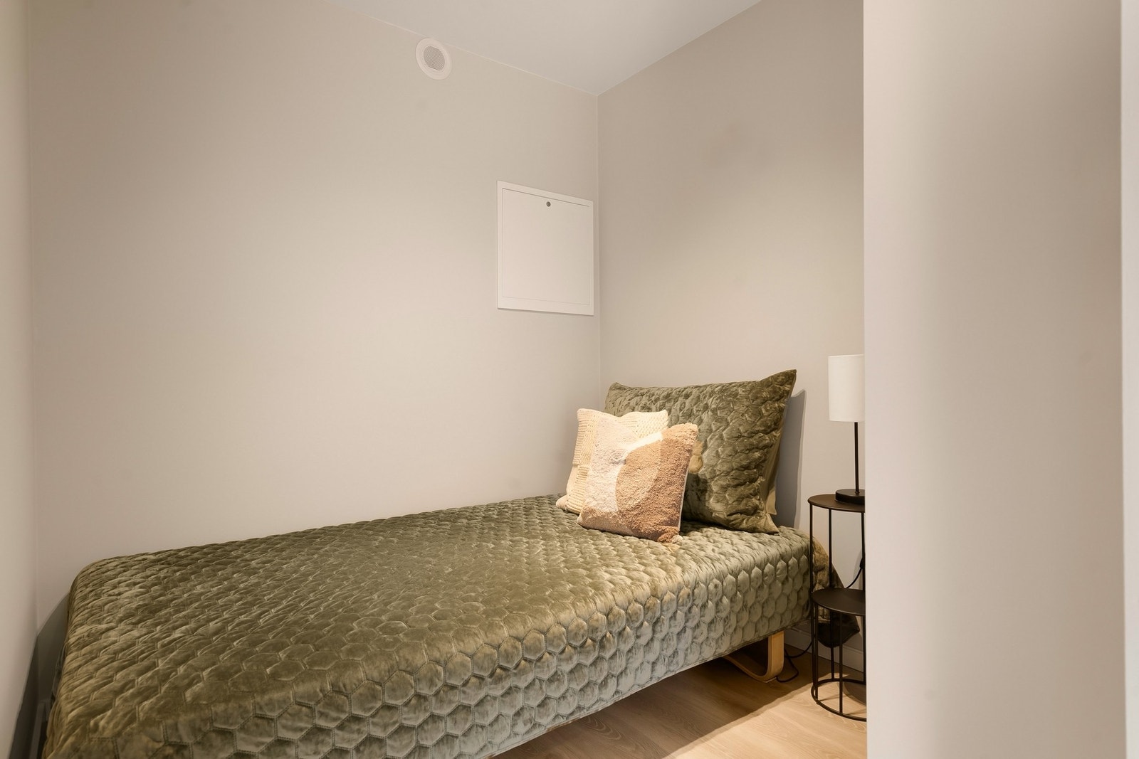 Smart sovealkove med plass til dobbeltseng. Galleribilde