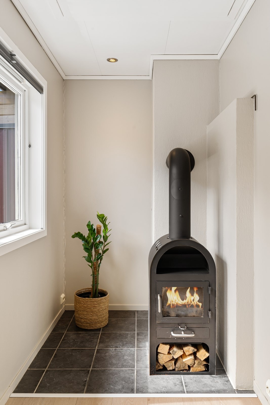 Vedovnen ved trappenedgangen gir ekstra varme og hygge på kalde dager. Galleribilde