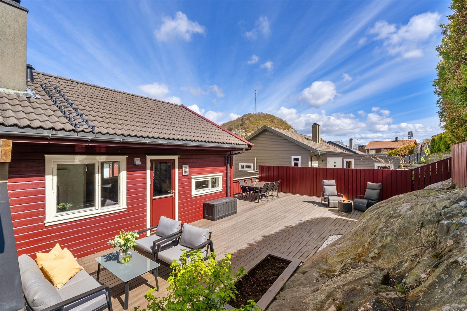 Stor, solrik terrasse - et herlig uterom for lange sommerdager. Galleribilde