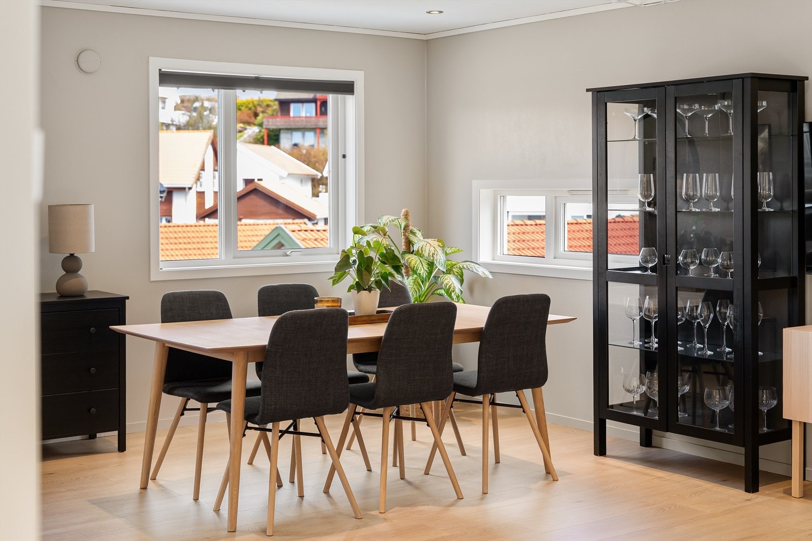 Spisestuen har god plass til et langbord for hyggelige måltider med familie og venner. Galleribilde