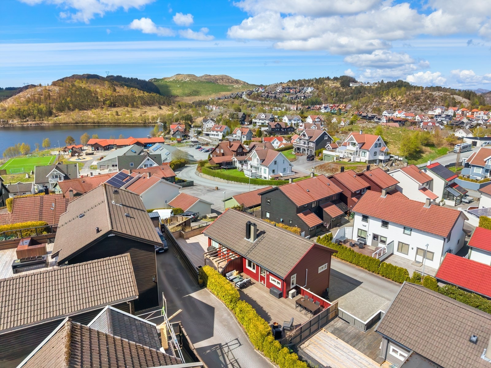 Boligen ligger i et rolig og etablert nabolag, ideelt for barnefamilier. Galleribilde