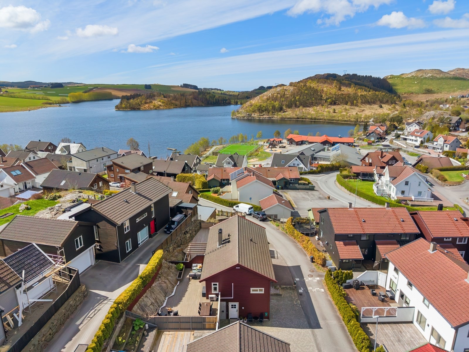Beliggenheten byr på umiddelbar nærhet til naturen, med flotte turmuligheter og badeplasser langs Øygardsvannet. Galleribilde