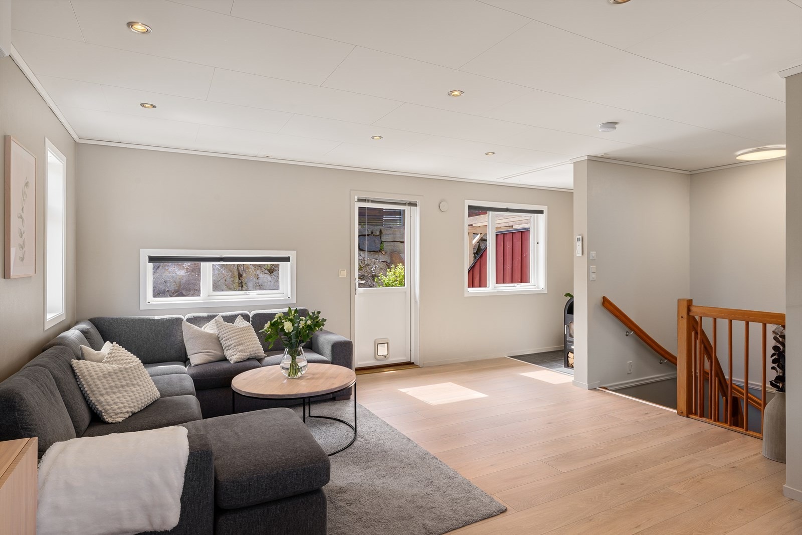 Stuen er enkel å møblere og har plass til en stor sofagruppe. Galleribilde