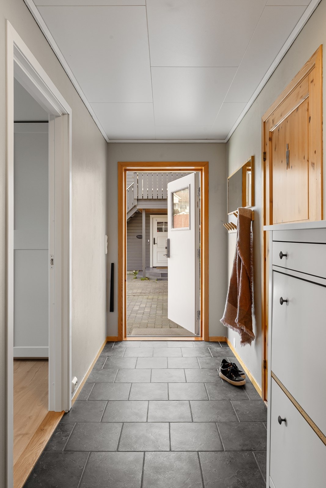 Entré med adkomst til alle rom i underetasjen. Galleribilde