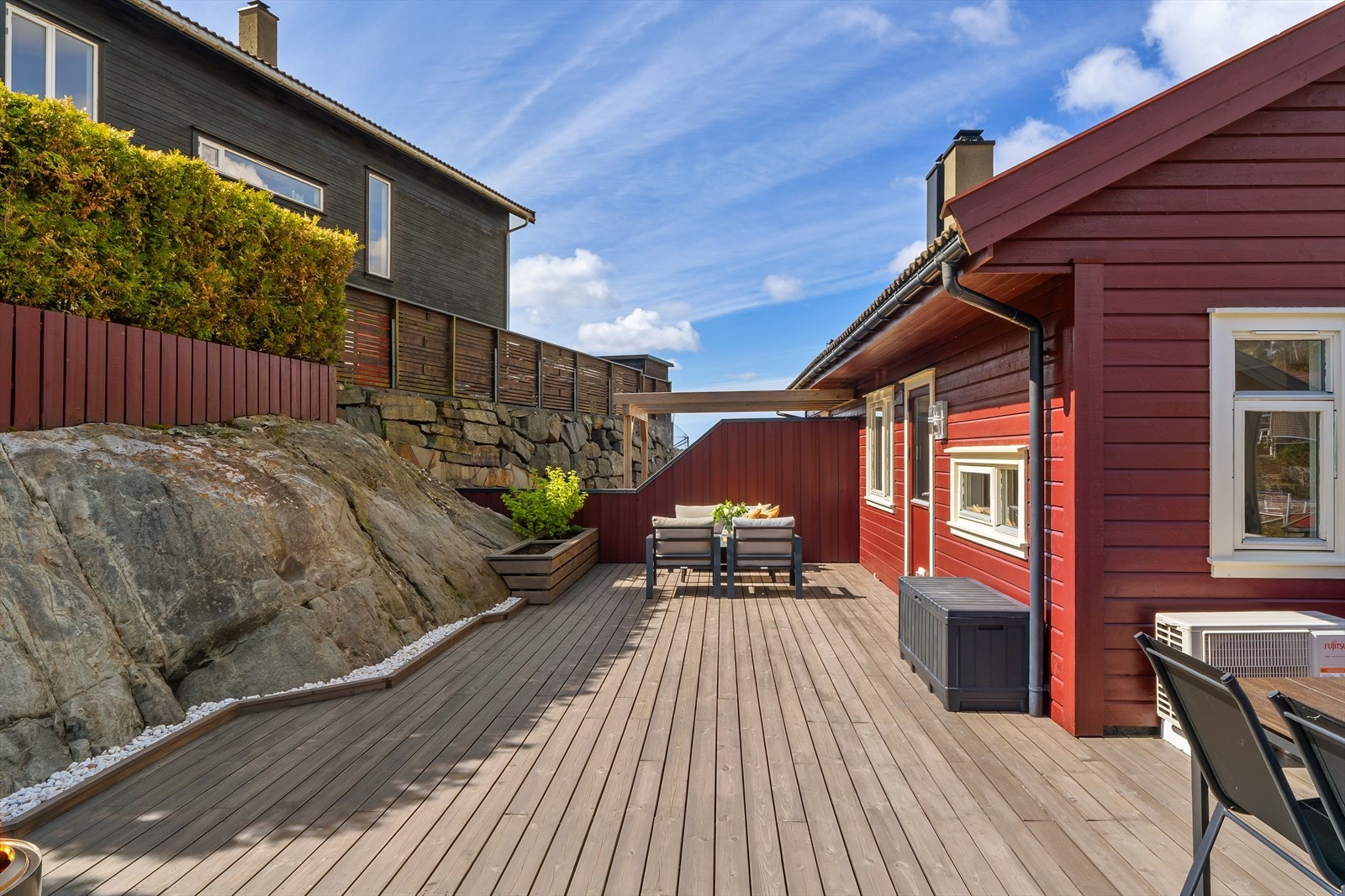 Uteplassen er pent opparbeidet med tredekke og integrerte plantekasser. Galleribilde