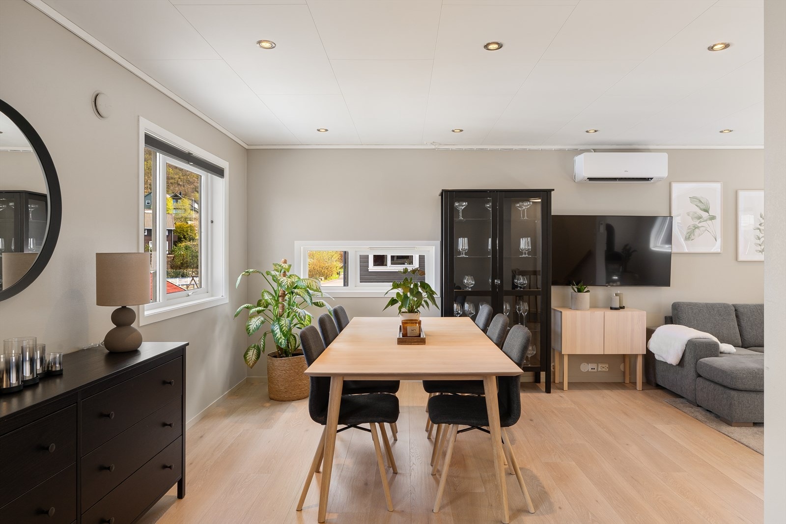 Gjennomgående laminatgulv og malte veggflater gir et helhetlig og moderne uttrykk. Galleribilde