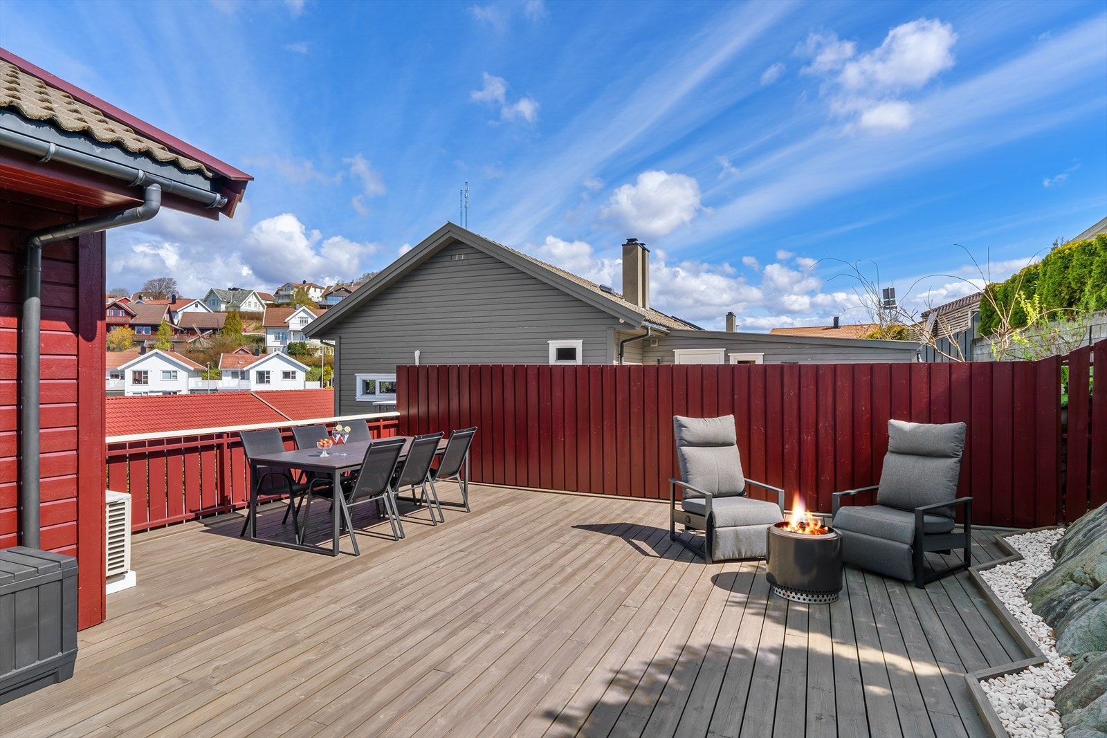 Den store treterrassen er et flott supplement til boligens sosiale soner. Galleribilde