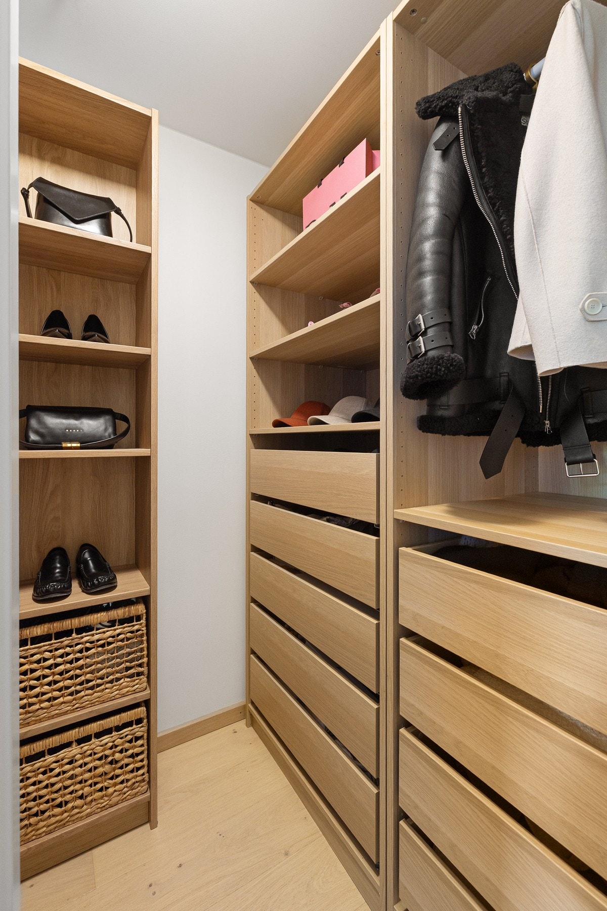 Fra soverommet har man tilgang til et praktisk walk-in-closet. Galleribilde