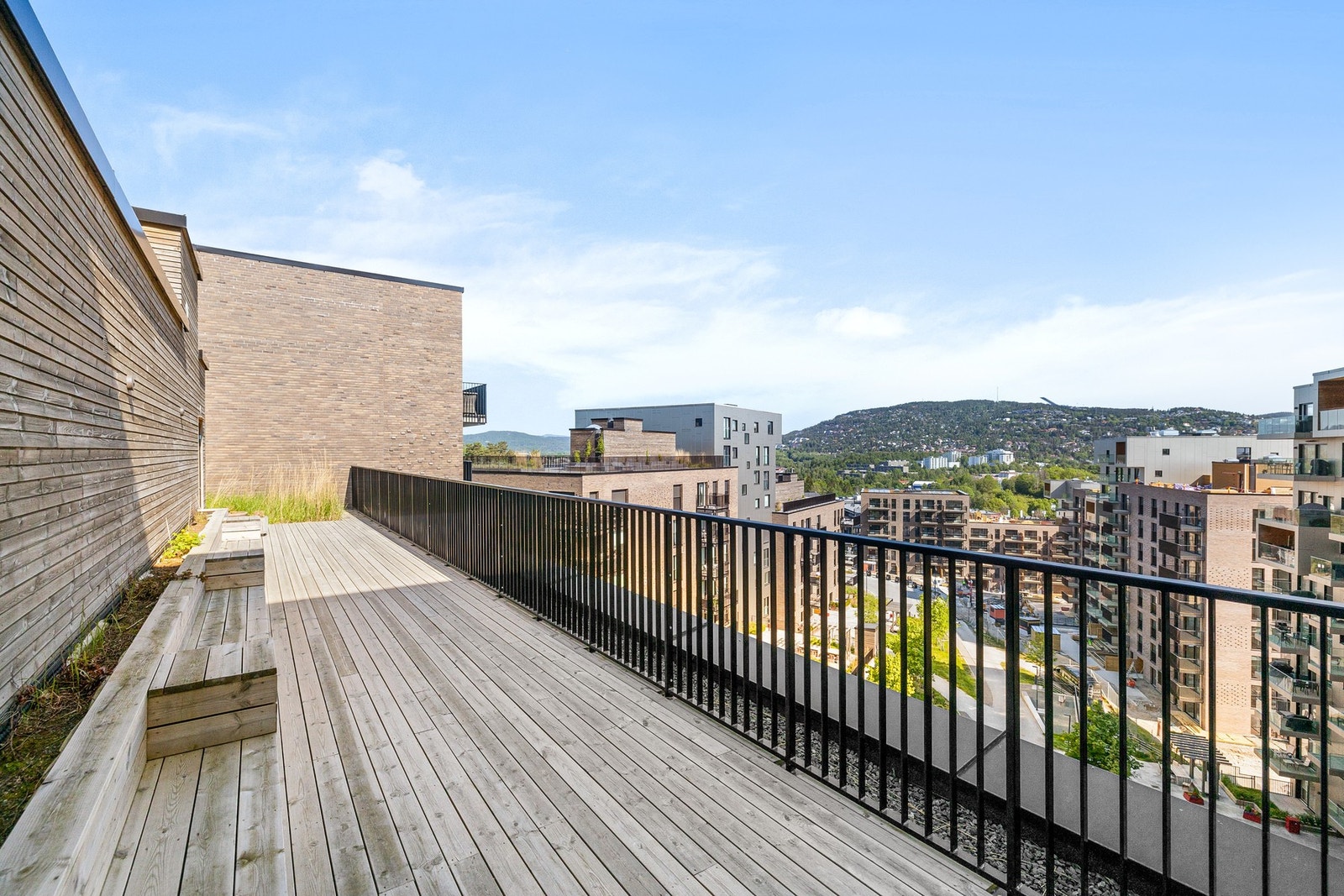 Felles takterrasse til stor glede for beboerne. Fritt og luftig & med god utsikt. Galleribilde