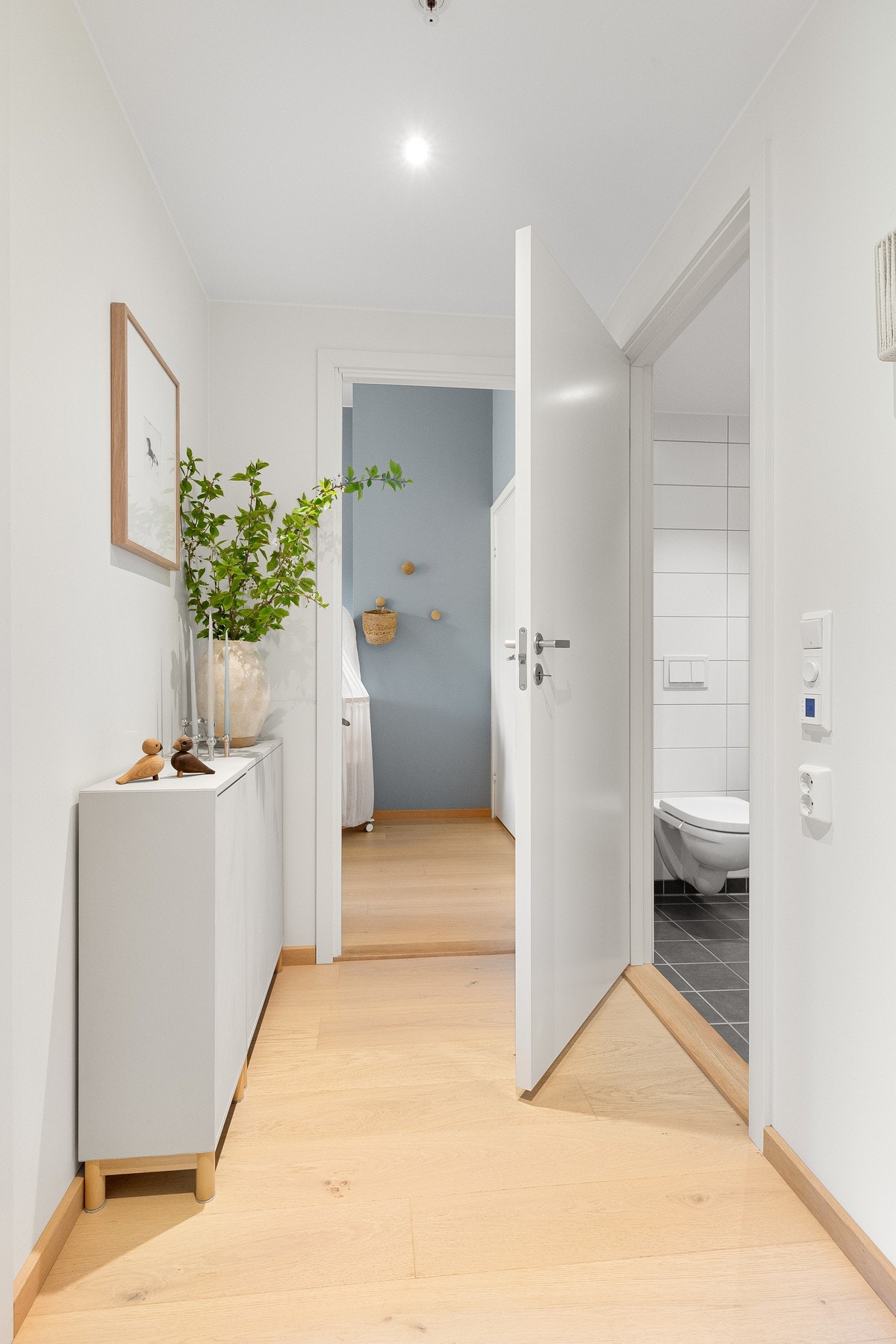 Badet ligger enkelt tilgjengelig mellom begge soverommene. Galleribilde