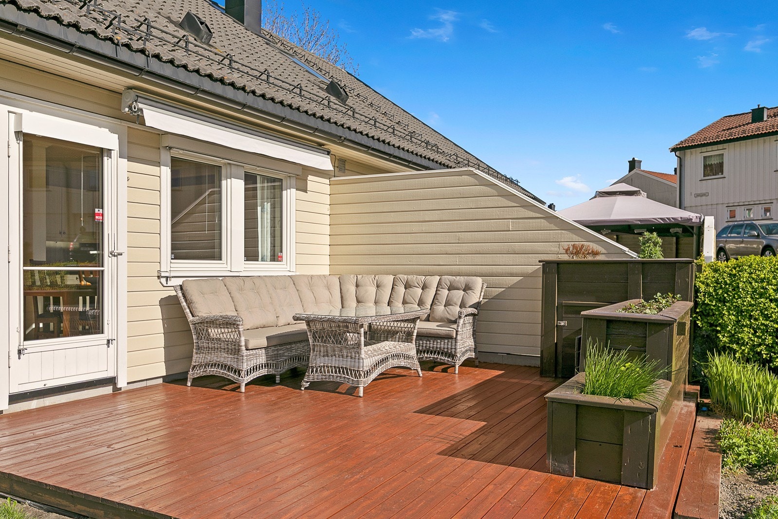 Fra stue og kjøkken er det utgang til terrasse med god plass til både sittegrupper og grilling. Galleribilde