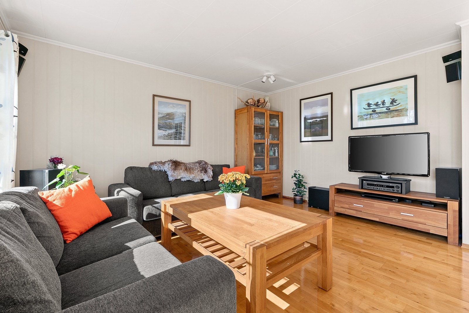 Det er god plass til sofagruppe, TV-løsning og spisebord. Galleribilde