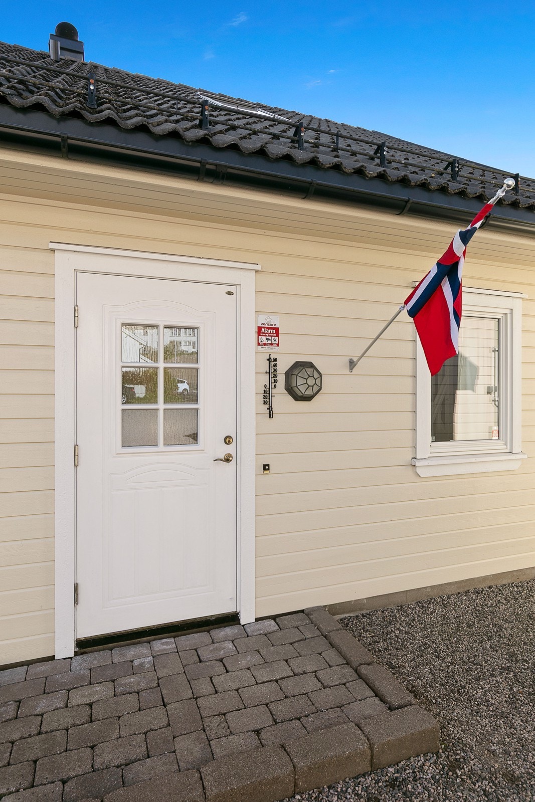 Gårdsplassen er gruset, og eiendommen har gode parkeringsmuligheter på egen tomt samt i tilhørende garasje. Galleribilde