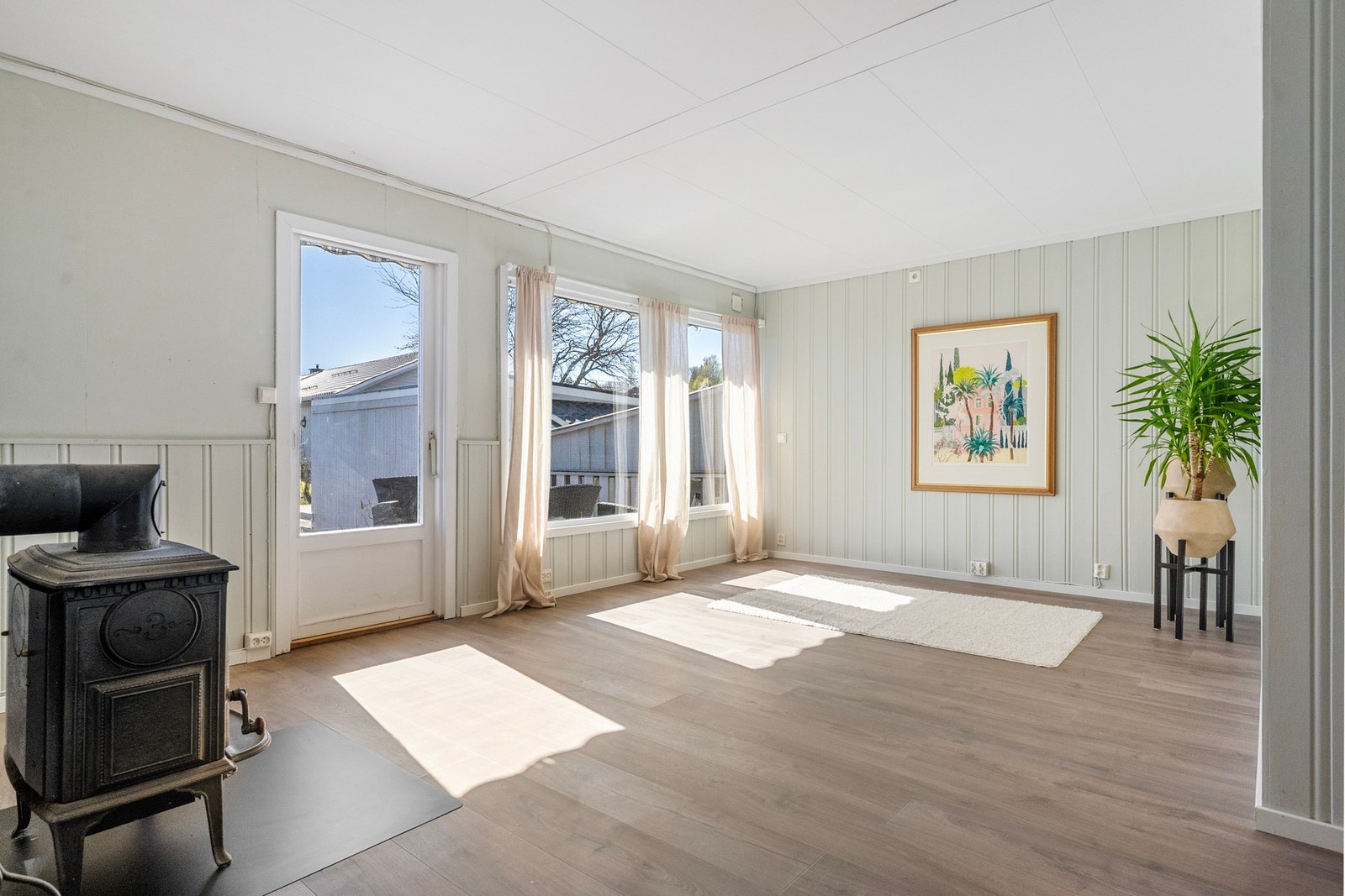 Fra stuen er det utgang til solrik terrasse med gode solforhold. Galleribilde